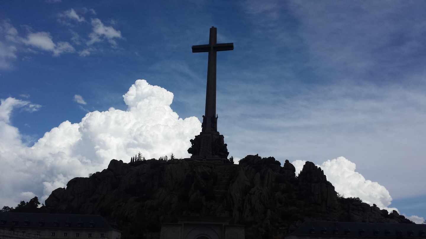 Más de 200 personas piden al Papa que actúe y paralice la exhumación de Franco