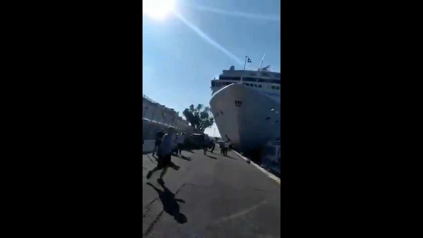 Un crucero fuera de control choca contra el muelle del puerto de Venecia