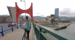 Condenan a Deliveroo a readmitir a nueve repartidores y pagarles sueldos pendientes