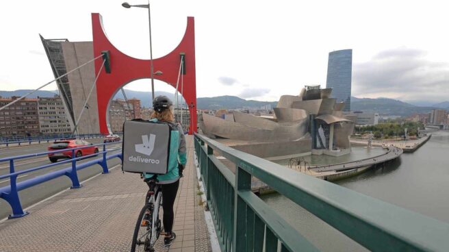 Una repartidora de Deliveroo en Bilbao.