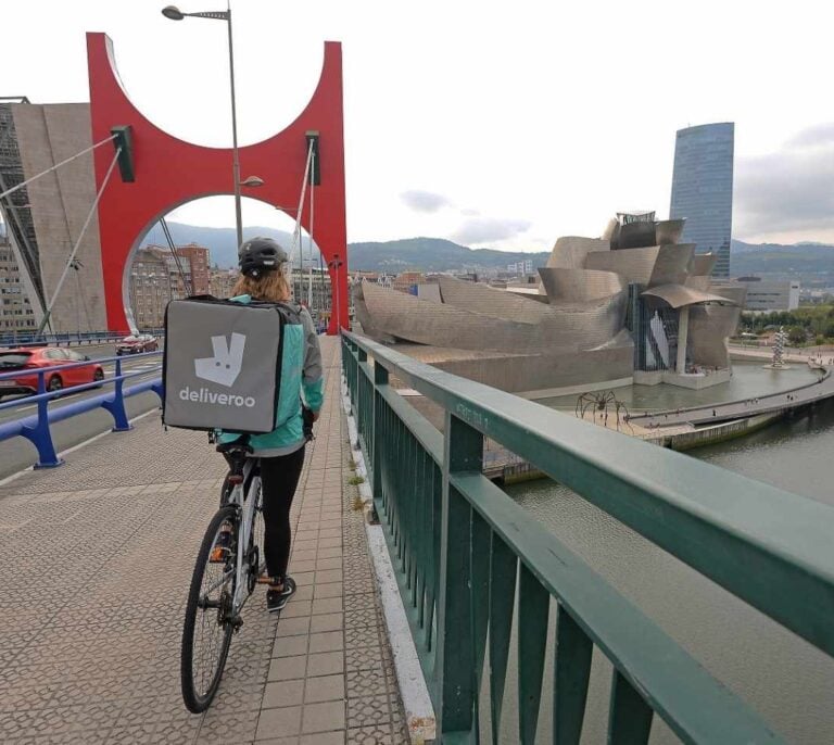 Condenan a Deliveroo a readmitir a nueve repartidores y pagarles sueldos pendientes