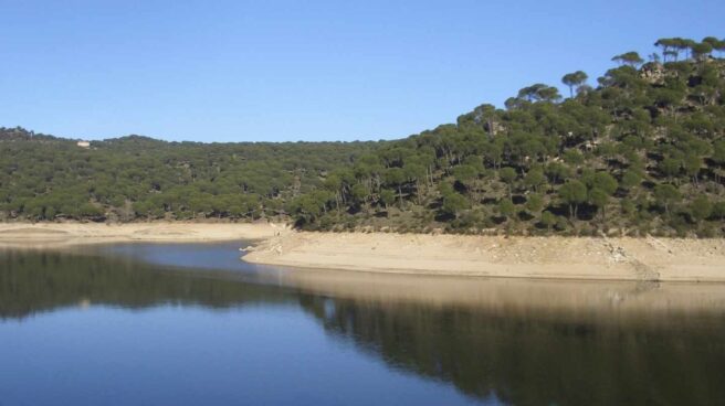 Ayuso pide no acudir este domingo al pantano de San Juan por el incendio de la zona