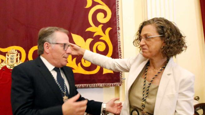 Eduardo de Castro, de Ciudadanos, se abraza a la líder del PSOE en Melilla tras ser elegido alcalde.