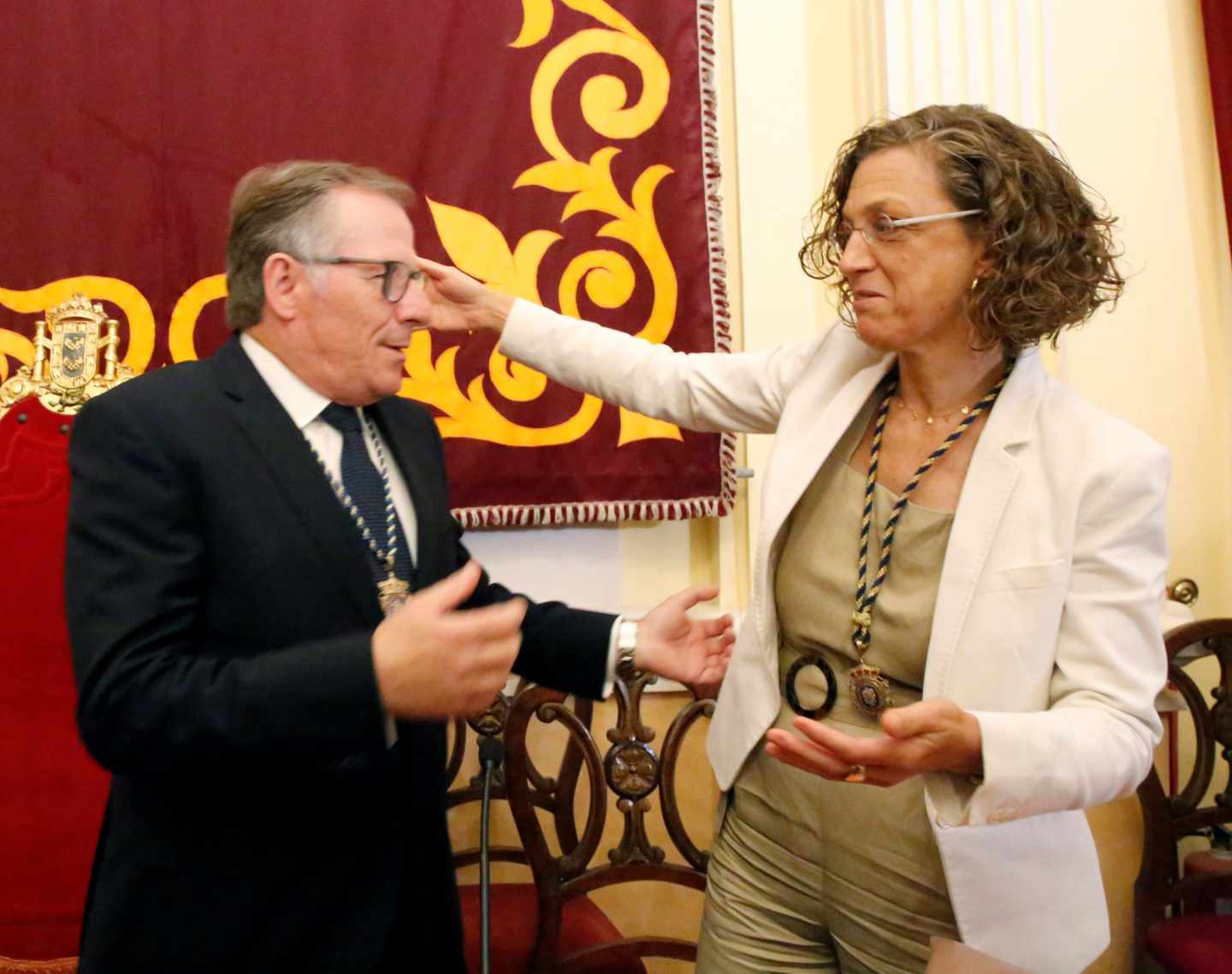 Eduardo de Castro, de Ciudadanos, se abraza a la líder del PSOE en Melilla tras ser elegido alcalde.