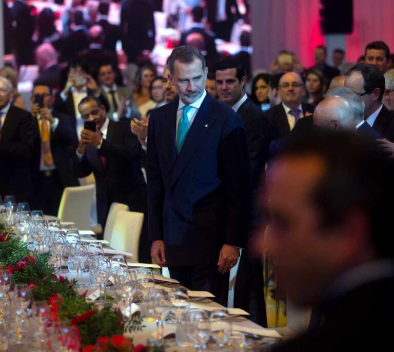 Torra y Colau plantan al Rey en su encuentro con los empresarios de Barcelona