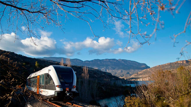 Tren de Media Distancia que cubre el trayecto La Pobla-Lleida, explotado por FGC.