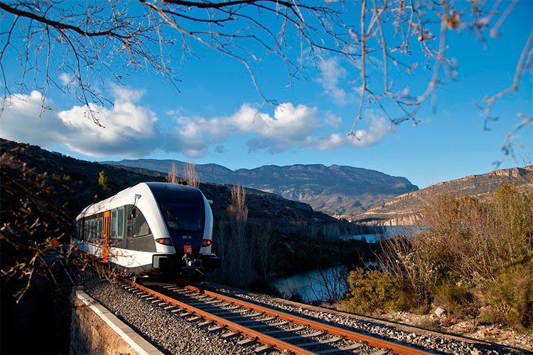 Tren de Media Distancia que cubre el trayecto La Pobla-Lleida, explotado por FGC.