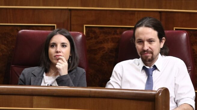 Irene Montero y Pablo Iglesias, en sus escaños del Congreso de los Diputados.