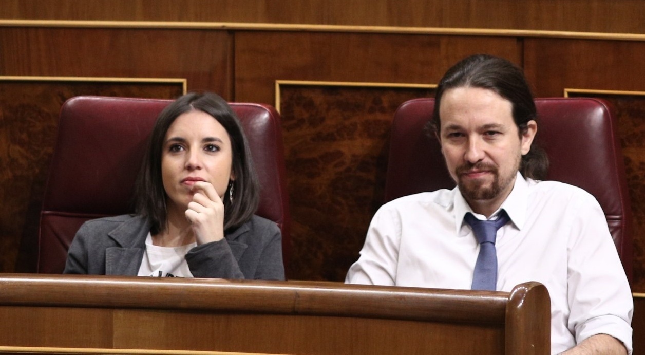 Irene Montero y Pablo Iglesias, en sus escaños del Congreso de los Diputados.