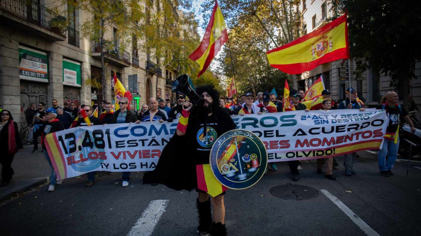 Protesta de Jusapol en demanda de la equiparación salarial en las calles de Barcelona.
