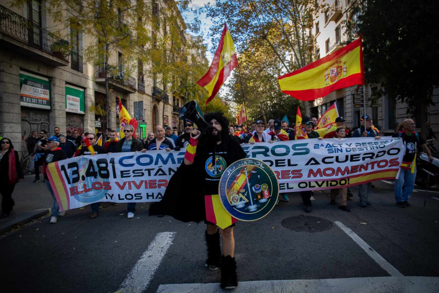 Protesta de Jusapol en demanda de la equiparación salarial en las calles de Barcelona.