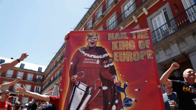 Aficionados del Liverpool en la Plaza Mayor de Madrid.
