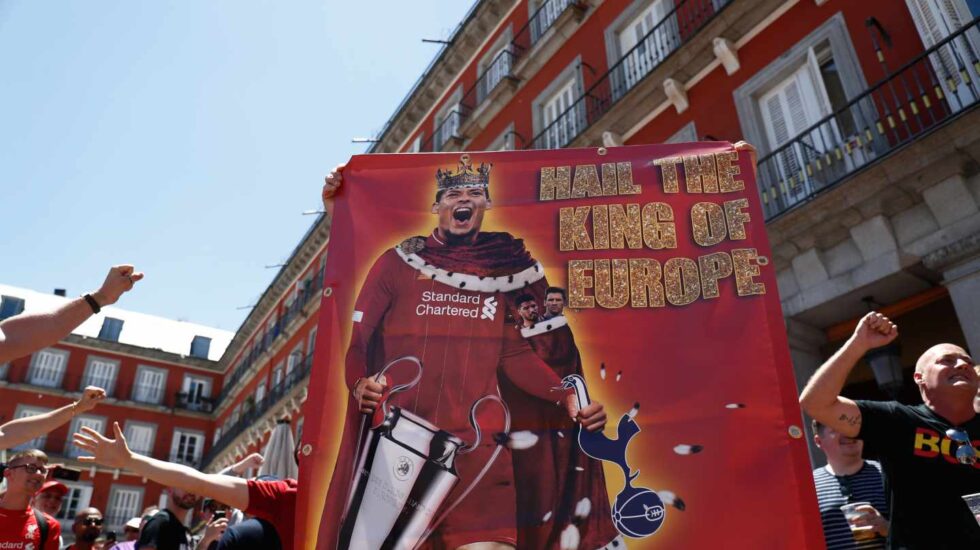 Aficionados del Liverpool en la Plaza Mayor de Madrid.