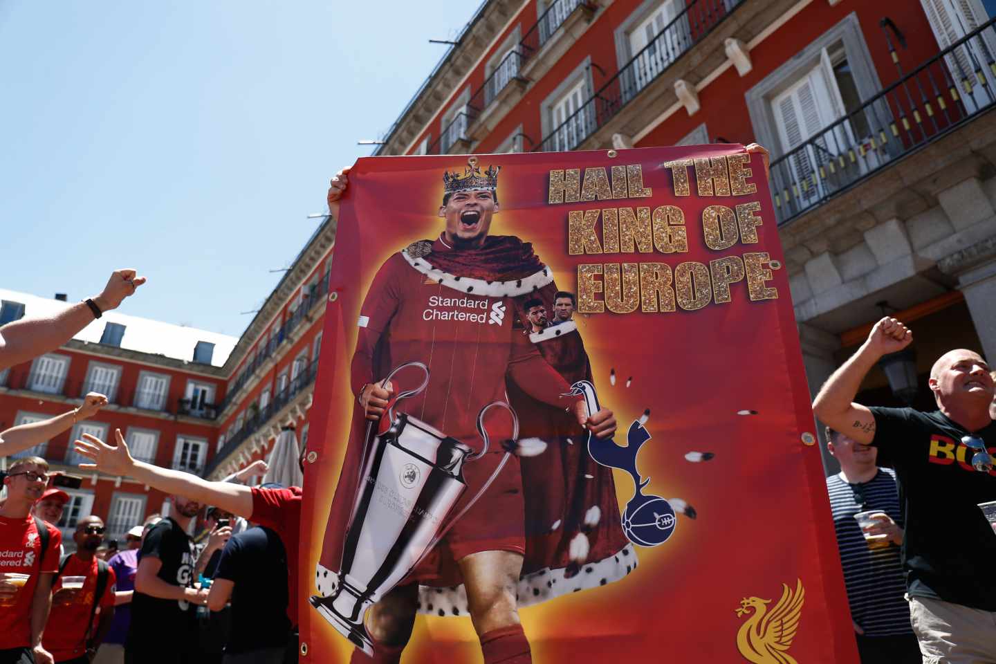 Aficionados del Liverpool en la Plaza Mayor de Madrid.