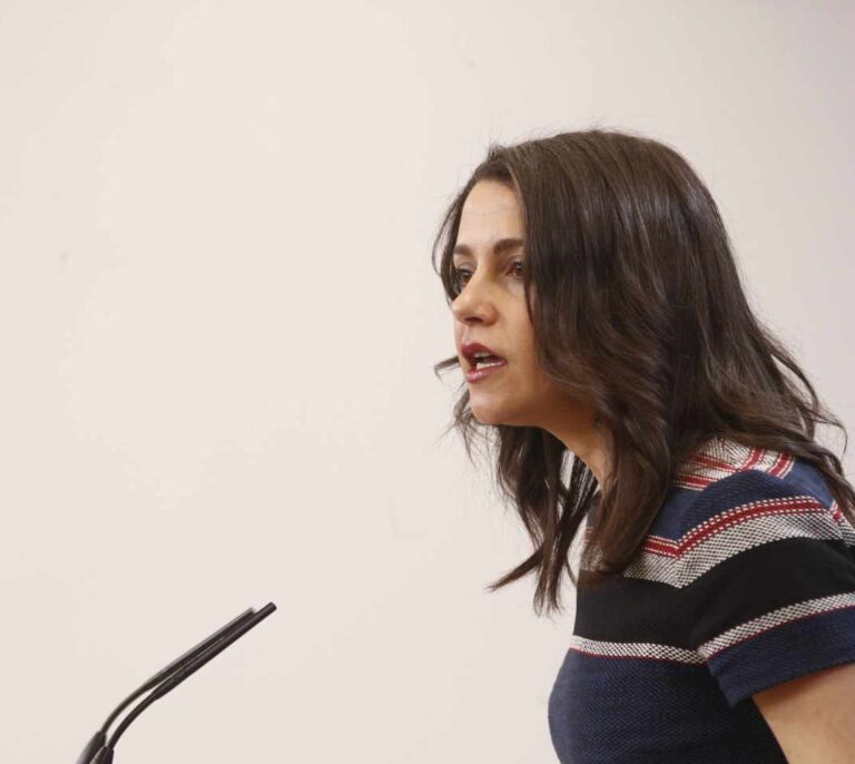 Arrimadas, sobre Valls: "Nadie va a venir a dar lecciones de constitucionalismo a Cs"