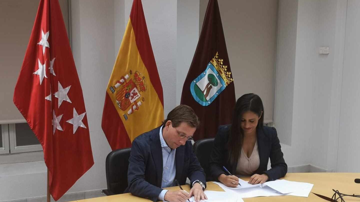 José Luis Martínez Almeida y Begoña Villacís firman el acuerdo.