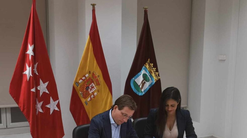 José Luis Martínez Almeida y Begoña Villacís firman el acuerdo.