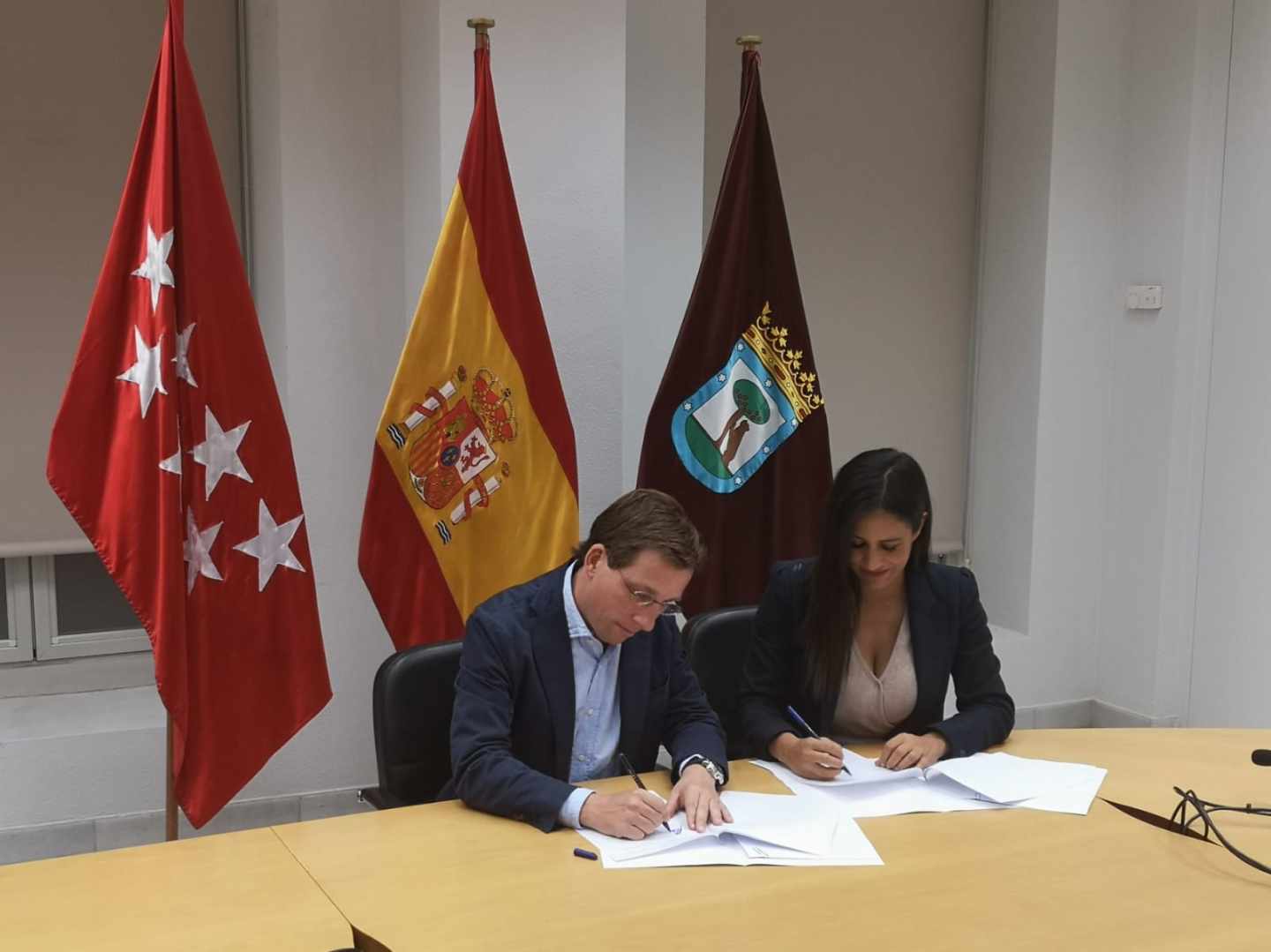 José Luis Martínez Almeida y Begoña Villacís firman el acuerdo.