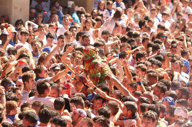 Gente disfrutando de las fiestas de Cipotegato en las Fiestas de Tarazona, Zaragoza