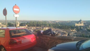 La Policía de Toledo socorre a un joven dormido sobre un pretil a gran altura para evitar su caída