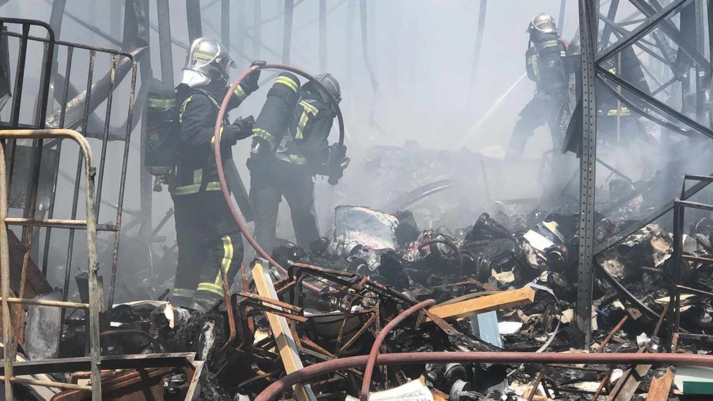 Bomberos entre los escombros