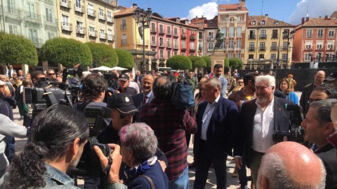Los concejales de Cs en Burgos llegan escoltados al Ayuntamiento y ante gritos de "fuera, fuera"