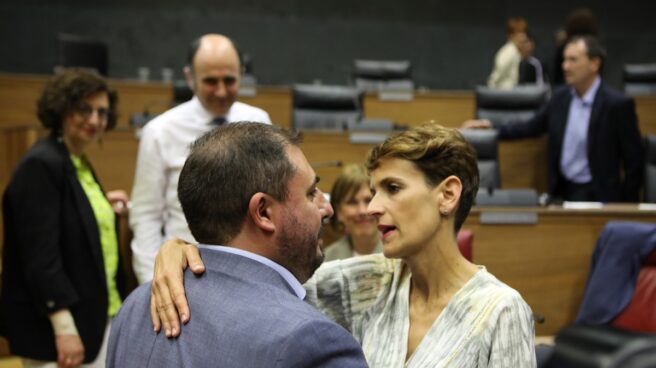 El presidente del Parlamento de Navarra, Unai Hualde, junto a la candidata socialista.