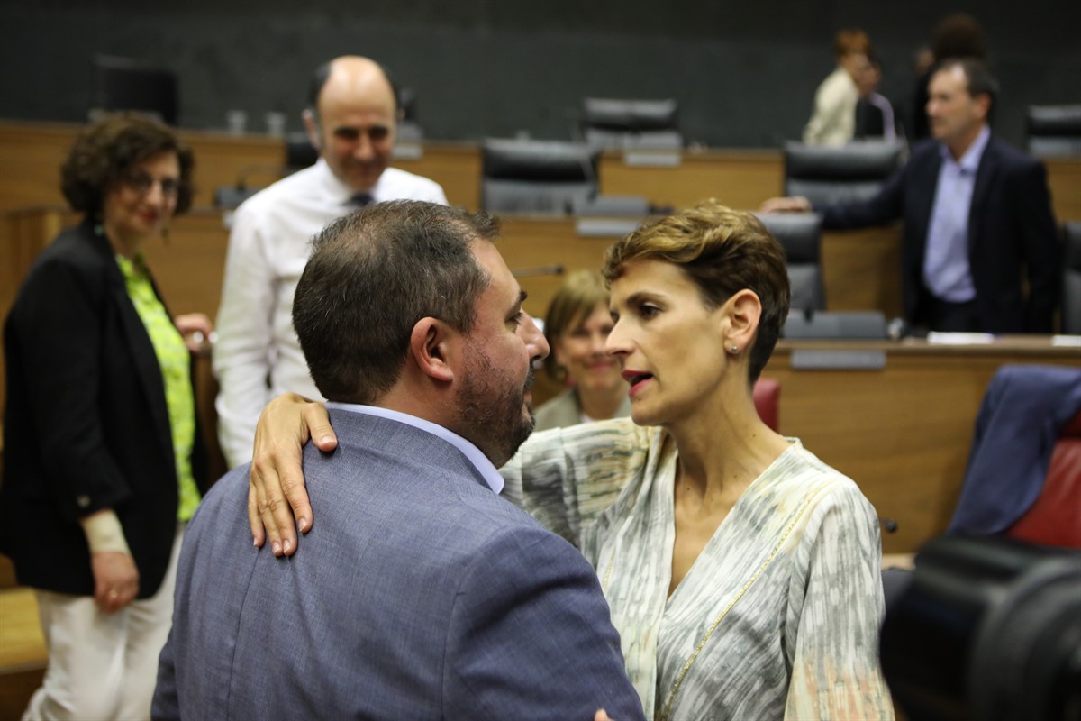 El presidente del Parlamento de Navarra, Unai Hualde, junto a la candidata socialista.