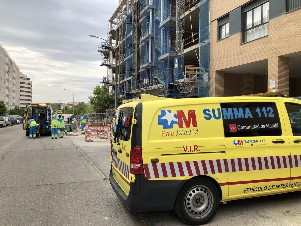 UNA DOTACIÃ“N DEL SUMMA 112 ACUDE A LA AVENIDA DE LAS SUERTES (ENSANCHE DE VALLECAS) PARA ATENDER A UN TRABAJOR FALLECIDO112 COMUNIDAD DE MADRID