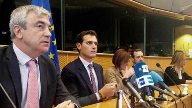 Luis Garicano y Albert Rivera, juntos durante una comparecencia en el Parlamento Europeo.