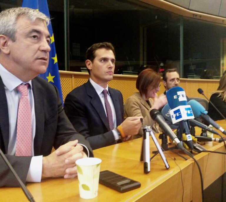 Choque en Cs: Garicano defiende dar la alcaldía a Colau pese a la oposición de Rivera