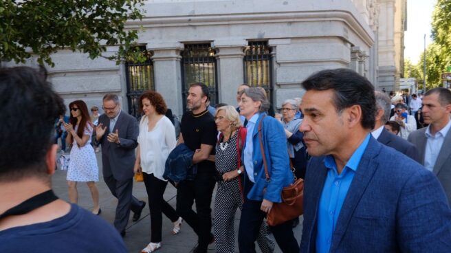higueras carmena Los concejales de Más Madrid Nacho Murgui y Marta Higueras rodean a Carmena tras la constitución de la actual Corporación.