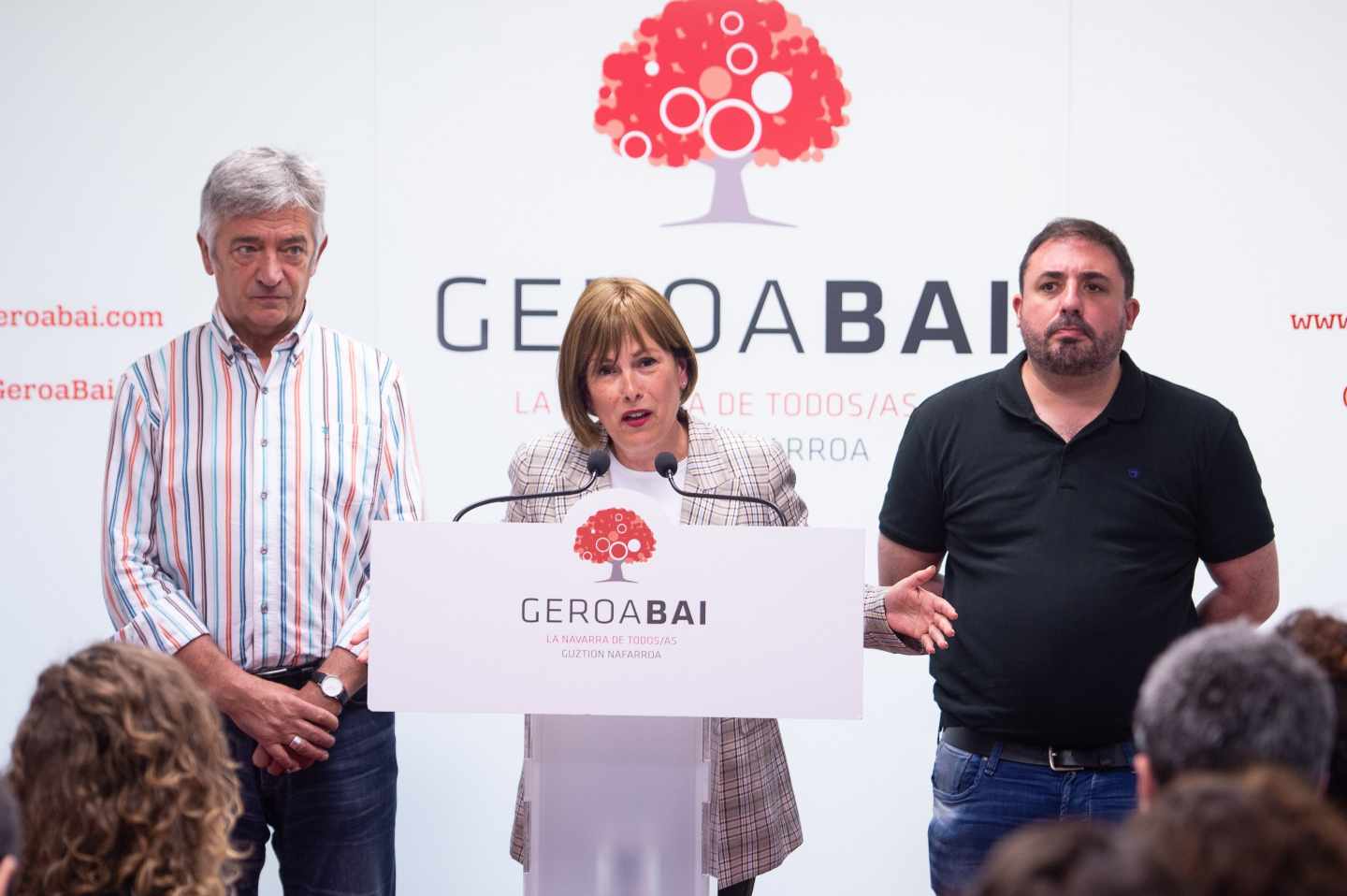 La presidenta en funciones del Gobierno de Navarra, Uxue Barkos (c), de Geroa Bai, durante la rueda de prensa ofrecida este lunes en Pamplona para analizar la situación creada tras las elecciones locales y forales, acompañada por los parlamentarios de su partido Koldo Martínez (i) y Unai Hualde (d).