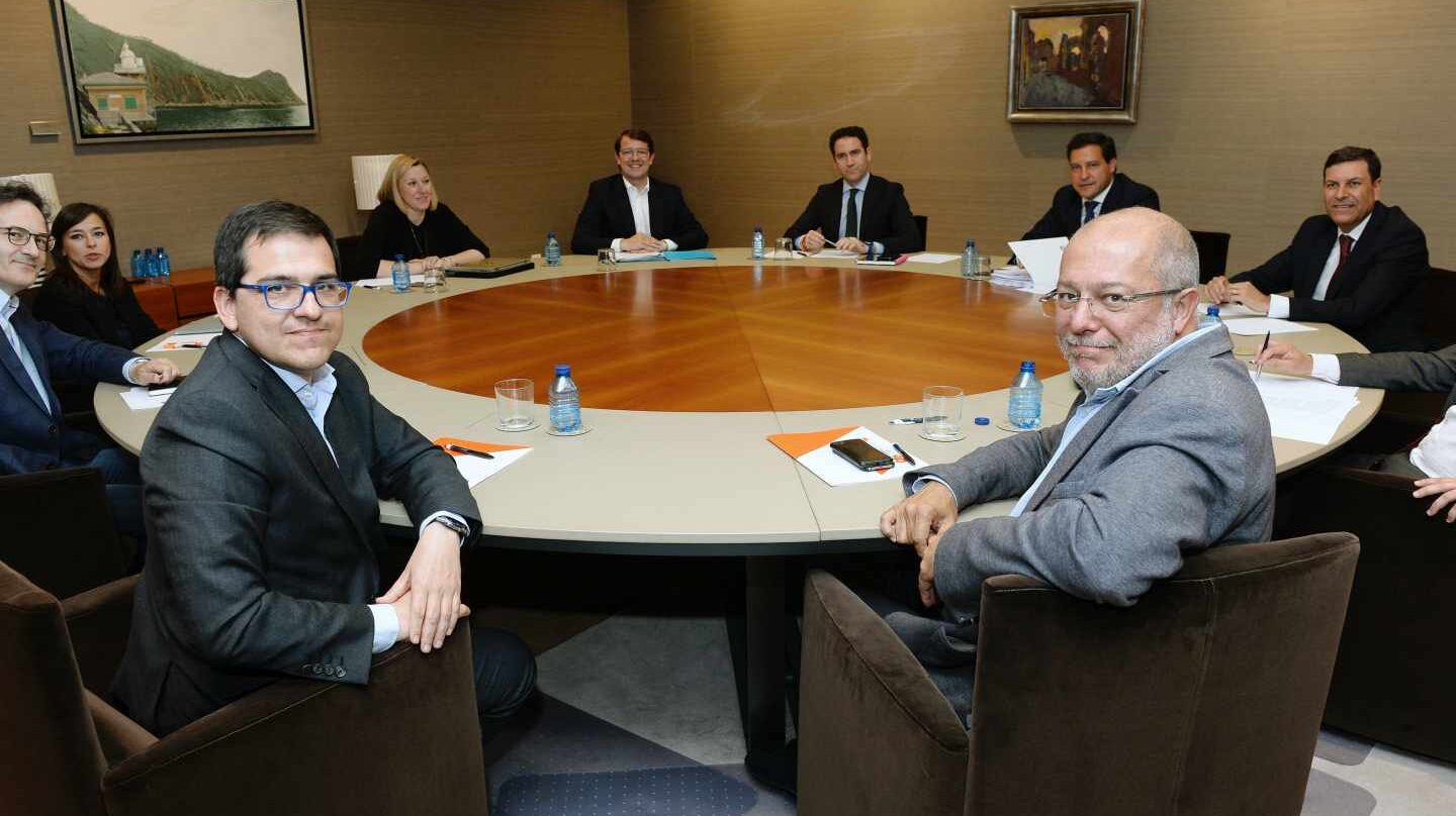 Mesa de negociación entre PP y Ciudadanos en Castilla y León.