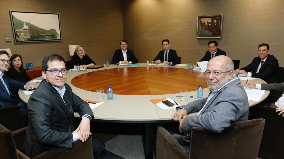 Mesa de negociación entre PP y Ciudadanos en Castilla y León.