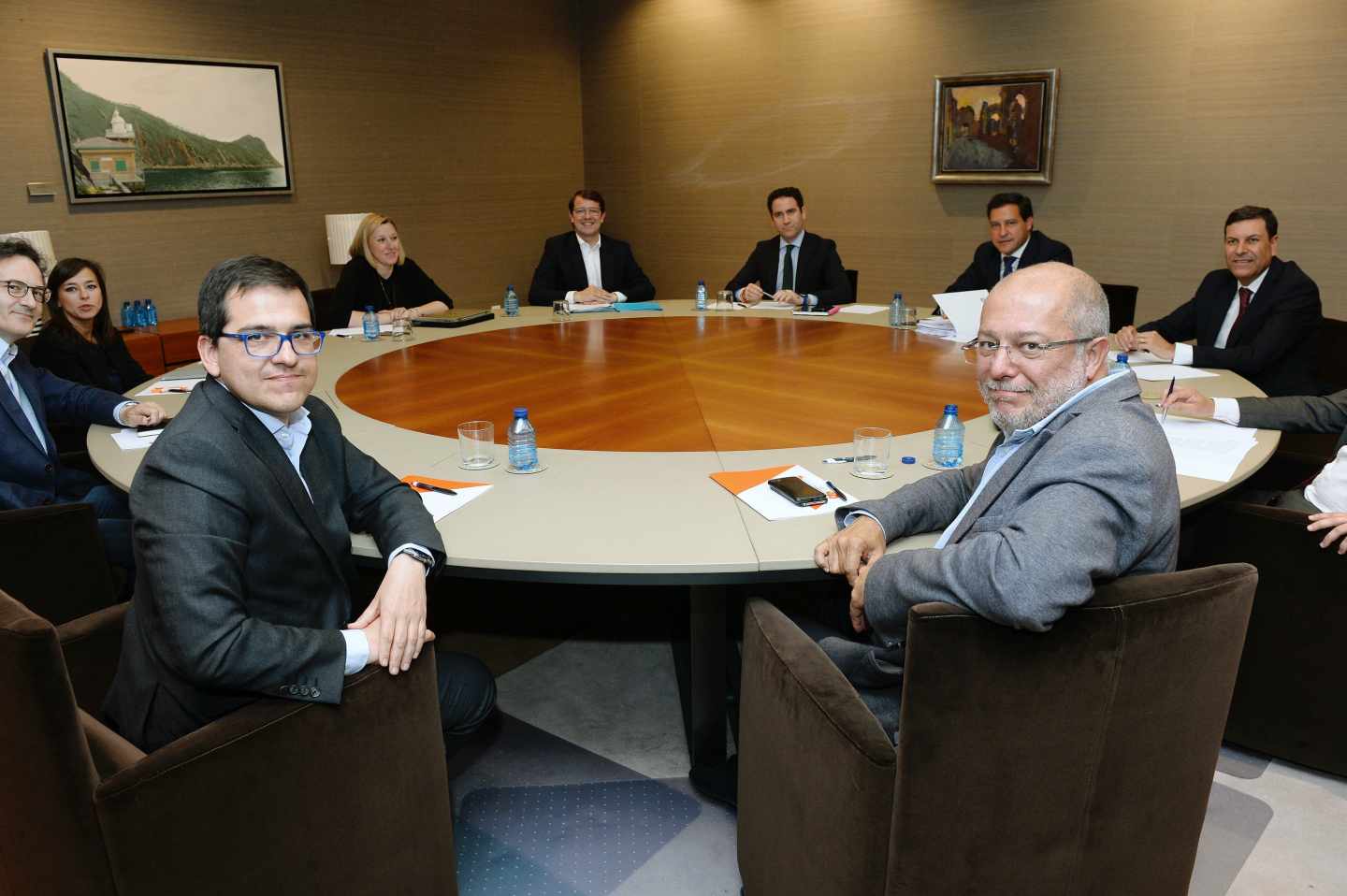 Mesa de negociación entre PP y Ciudadanos en Castilla y León.