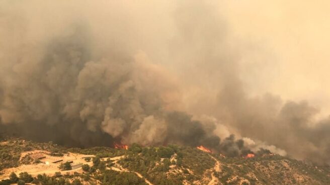 Un incendio descontrolado en Tarragona arrasa 2.500 hectáreas en seis horas