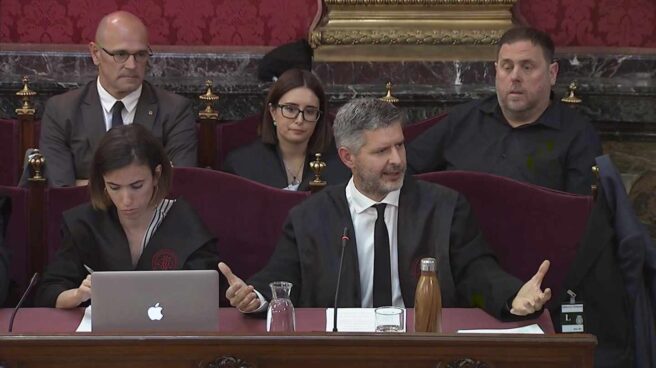junqueras supremo proces Imagen tomada de la señal institucional del Tribunal Supremo de Andreu Van Den Eynde (c), abogado de Oriol Junqueras (d, detrás) y Raül Romeva (i, detrás), durante la penúltima sesión del juicio del "procés" celebrada este martes, con turno para que las defensas de los acusados expongan sus informes definitivos.
