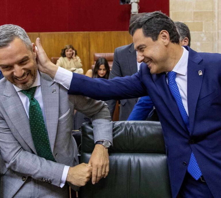 Vox salva a última hora el Presupuesto y libra de una gran crisis al gobierno andaluz