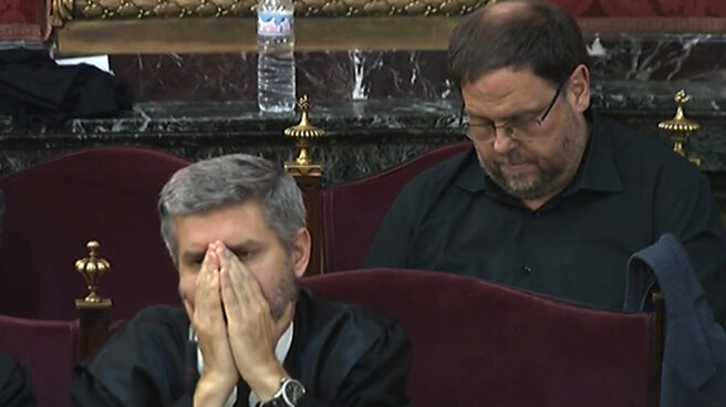 junqueras_van_den_eynde Oriol Junqueras, tras su abogado Andreu Van den Eynde en el juicio del procés.