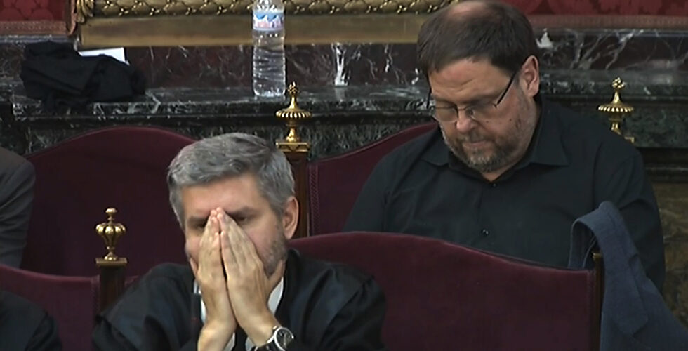 Oriol Junqueras, tras su abogado Andreu Van den Eynde en el juicio del procés.