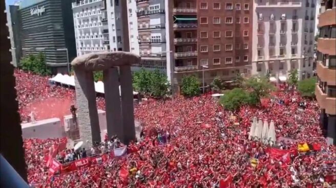 Hinchas del Liverpool concentrados en la plaza Felipe II de Madrid.