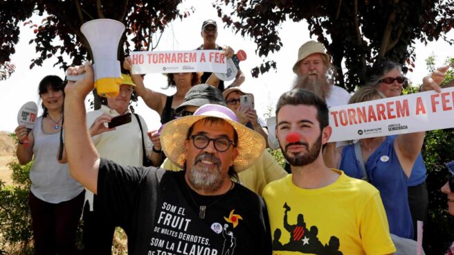 Simpatizantes independentistas esperan la llegada de los presos en la cárcel de Lledoners.