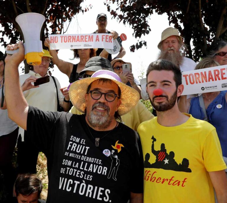 Más calor que expectación en la llegada de los presos independentistas a Lledoners