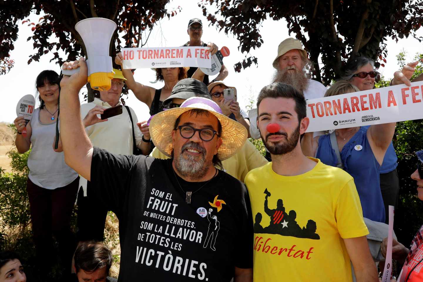 Simpatizantes independentistas esperan la llegada de los presos en la cárcel de Lledoners.