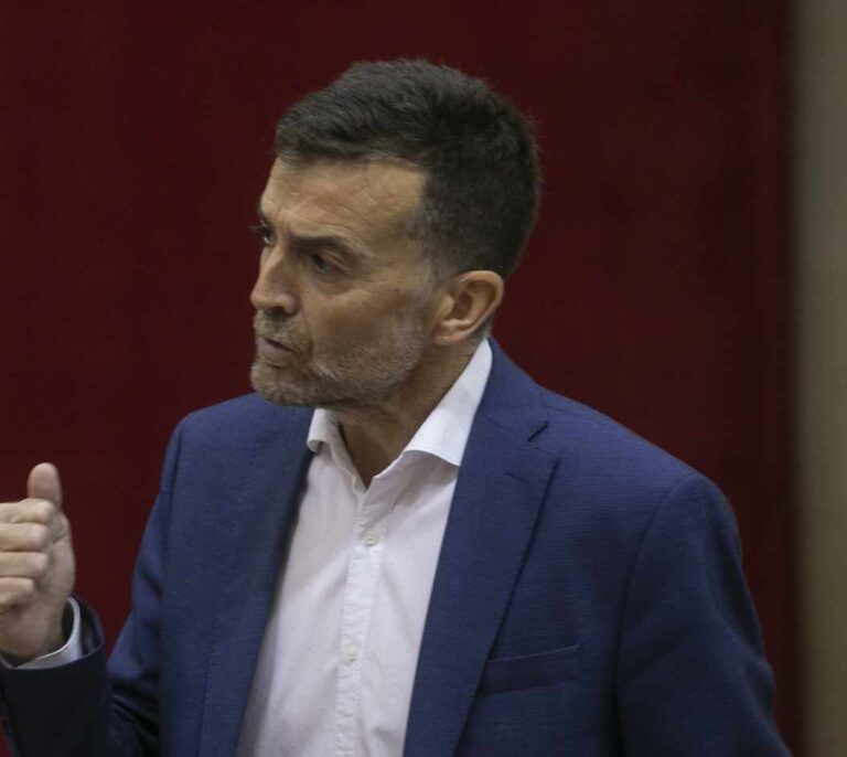 Antonio Maíllo deja IU Andalucía y su escaño y pide su reingreso como profesor de Latín