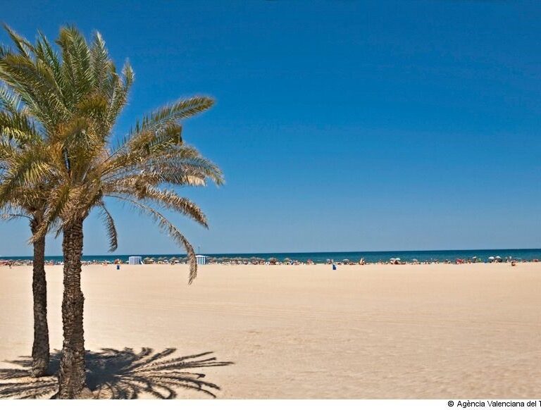 Autorizado el baño en la Malvarrosa y el Cabanyal tras unos análisis del agua "satisfactorios"