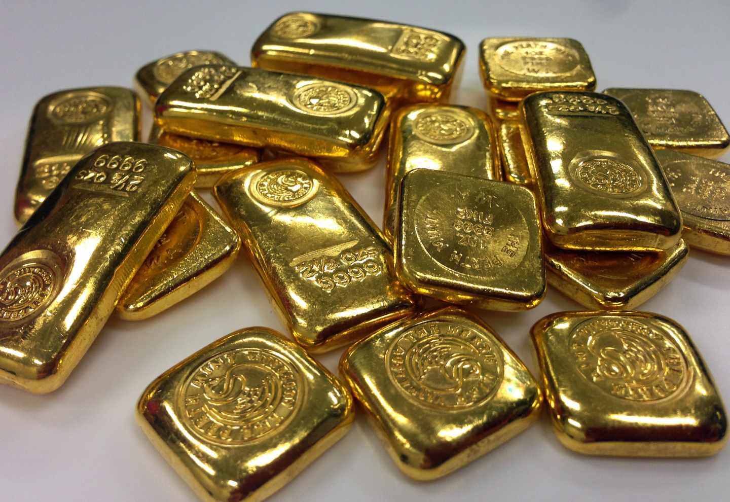 El oro se dispara a máximos de seis años ante las crecientes amenazas globales.