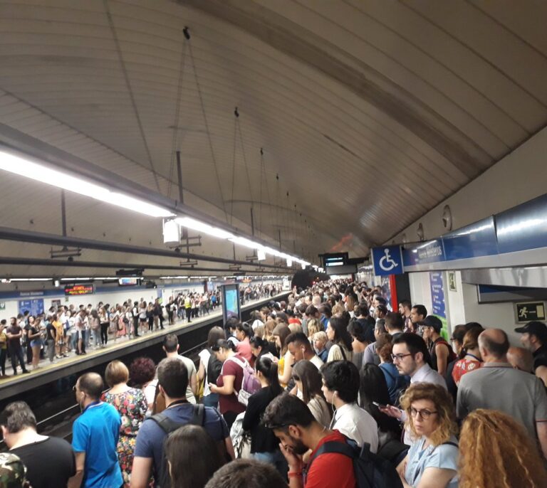 El cierre del túnel de Recoletos colapsa Metro y Cercanías a primera hora de la mañana