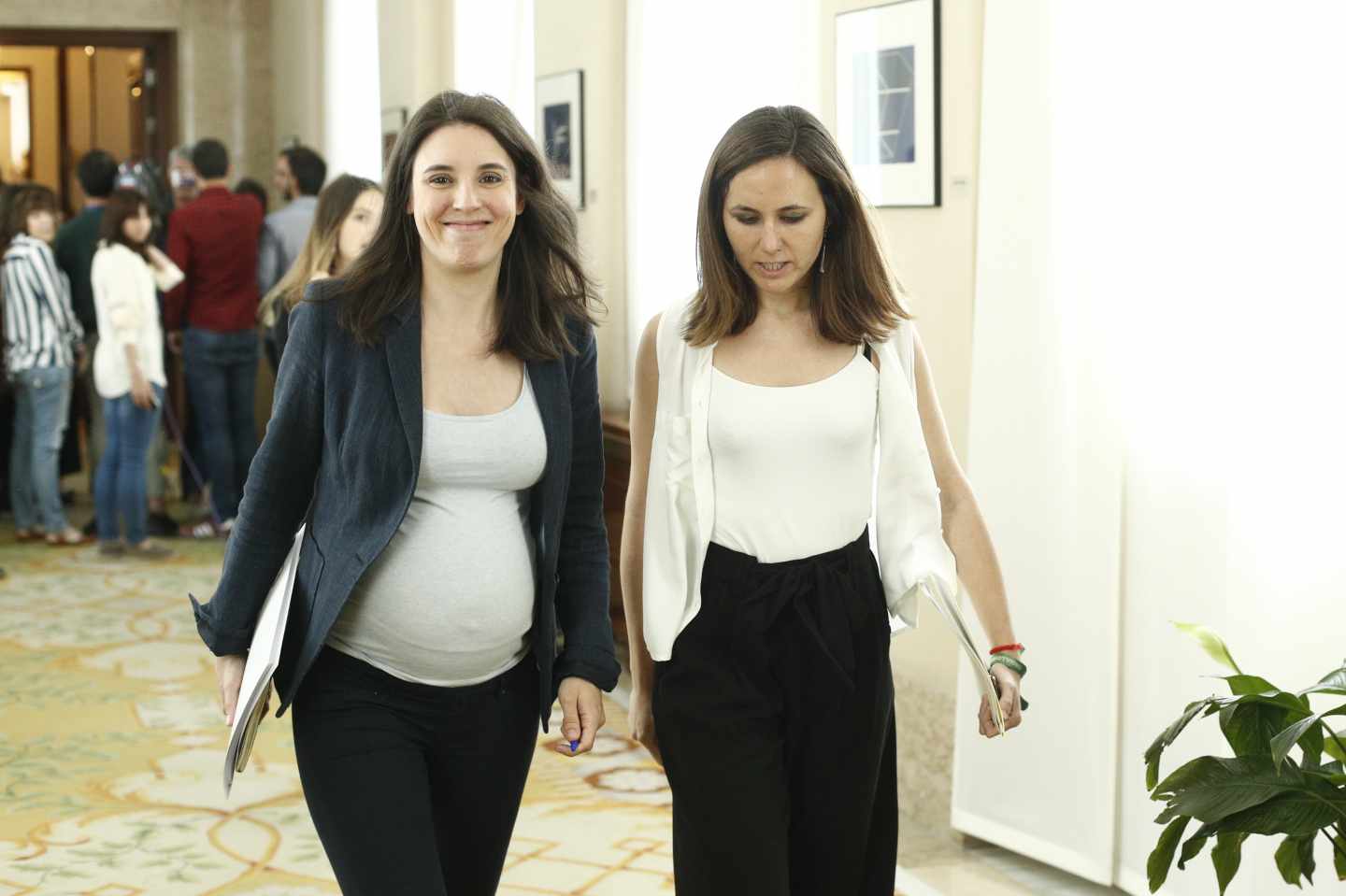 Las diputadas de Unidas Podemos Irene Montero y Ione Belarra caminan por el Congreso, hace dos semanas.